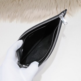 Dior - Сумка-клатч Модель 388-H03E Изготовлена из кожи с изящным 