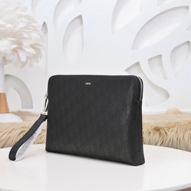 Dior - Сумка-клатч, модель 251-H03E Изготовлена из кожи с изыскан
