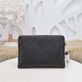 Dior - Сумка-клатч, модель 251-H03E Изготовлена из кожи с изыскан