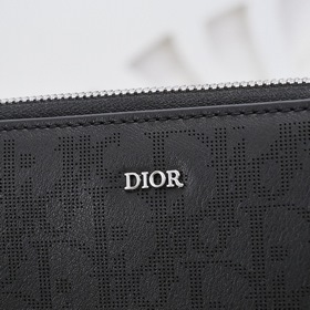 Dior - Сумка-клатч, модель 251-H03E Изготовлена из кожи с изыскан