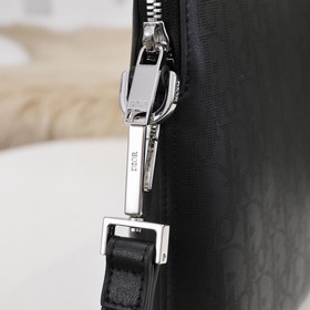 Dior - Сумка-клатч, модель 251-H03E Изготовлена из кожи с изыскан