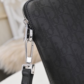 Dior - Сумка-клатч, модель 251-H03E Изготовлена из кожи с изыскан