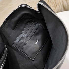 Dior - Сумка-клатч, модель 251-H03E Изготовлена из кожи с изыскан