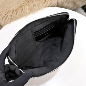 Dior - Сумка-клатч, модель 251-H03E Изготовлена из кожи с изыскан
