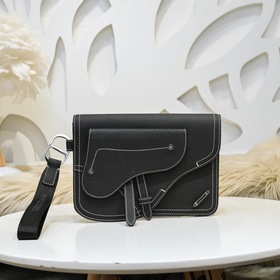 Dior - Новая сумка-саквояж модели D180 Изготовлена из черной кож