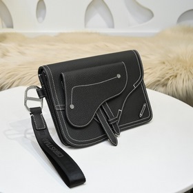 Dior - Новая сумка-саквояж модели D180 Изготовлена из черной кож