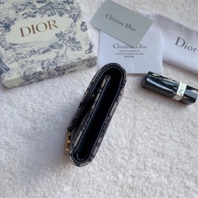 Короткий кожаный кошелек Dior с тремя складками логотипом виде се