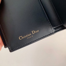Короткий кожаный кошелек Dior с тремя складками логотипом виде се
