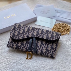 Сумка-саквояж из серии Dior Saddle, модель S5614 Эта сумка с цепо