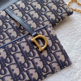 Сумка-саквояж из серии Dior Saddle, модель S5614 Эта сумка с цепо