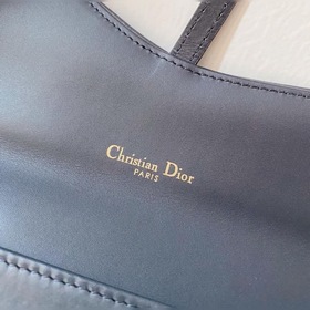 Сумка-саквояж из серии Dior Saddle, модель S5614 Эта сумка с цепо