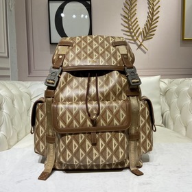 Рюкзак Dior Hit the Road Рюкзак Dior Hit the Road — это новая мод