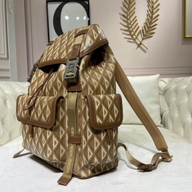 Рюкзак Dior Hit the Road Рюкзак Dior Hit the Road — это новая мод