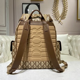 Рюкзак Dior Hit the Road Рюкзак Dior Hit the Road — это новая мод