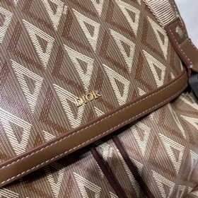 Рюкзак Dior Hit the Road Рюкзак Dior Hit the Road — это новая мод