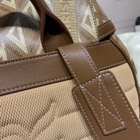 Рюкзак Dior Hit the Road Рюкзак Dior Hit the Road — это новая мод