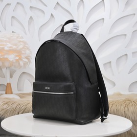 Рюкзак Dior, модель 088-H03E Изготовлен из кожи с изящным черным