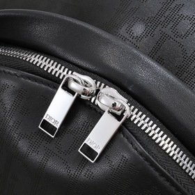 Рюкзак Dior, модель 088-H03E Изготовлен из кожи с изящным черным 