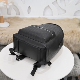 Рюкзак Dior, модель 088-H03E Изготовлен из кожи с изящным черным 