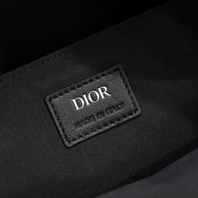 Рюкзак Dior, модель 088-H03E Изготовлен из кожи с изящным черным 