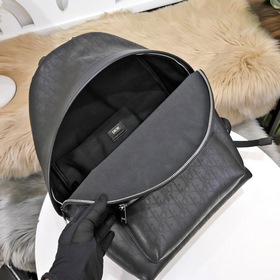 Рюкзак Dior, модель 088-H03E Изготовлен из кожи с изящным черным 