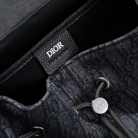 Dior - Новый рюкзак Expolorer Вдохновлен альпинистским стилем, э
