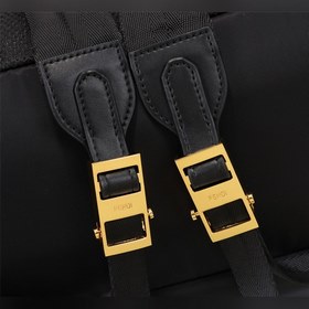FENDI Рюкзак с металлическими пластинами Артикул： 668568 Материа