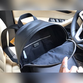 Fendi Артикул 7vz042A2FTFOKUR Рюкзак с большим передним карманом 