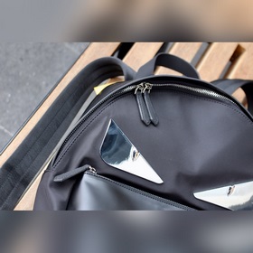 Fendi Артикул 7vz042A2FTFOKUR Рюкзак с большим передним карманом 