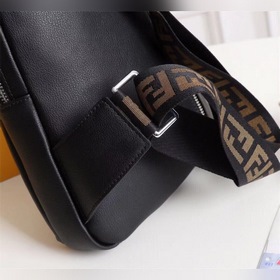 Fendi Фенди Сумка на грудь Модель： 6015 Материал изделия ： кожа п