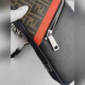FENDI Вертикальная сумка из ПВХ с красным грудным элементом Арти