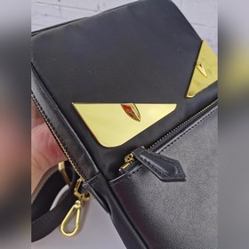 FENDI Вертикальная сумка на цепочке с металлическими пластинами 