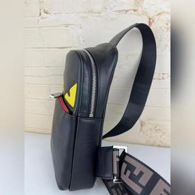 FENDI Вертикальная сумка с желтым логотипом на груди Артикул：
