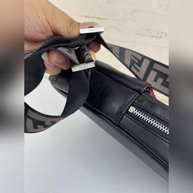 FENDI Вертикальная сумка с желтым логотипом на груди Артикул：