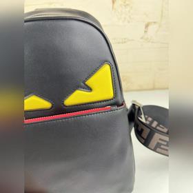 FENDI Вертикальная сумка с желтым логотипом на груди Артикул：  