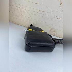 FENDI Вертикальная сумка с желтым логотипом на груди Артикул：  