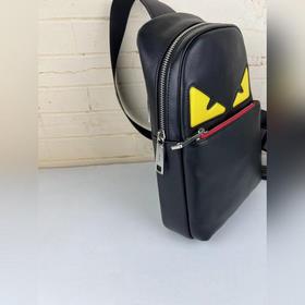FENDI Вертикальная сумка с желтым логотипом на груди Артикул：  