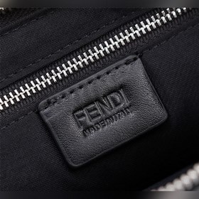FENDI Fendi Белая сумка-клатч Артикул： 168568 Материал： кожа и
