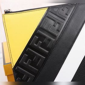 FENDI  Мужская сумка из личи Артикул： 368568 Мужская сумка из ко