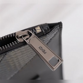 FENDI Черная сумка из кожи змеи Артикул： 168568 Верх из импортно