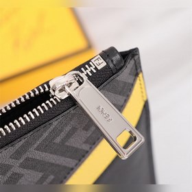 FENDI Желтый клатч из ПВХ с аккордеонной конструкцией Артикул： 