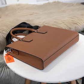 Hermes - новейшая модель мужской портфеля Hermes Изготовлена из и