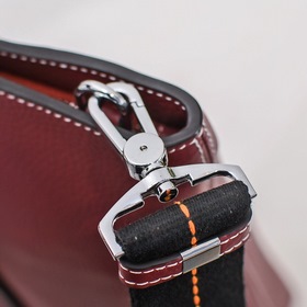 Hermes - новейшая модель мужской сумки через плечо от Hermes Изго