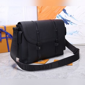 LV Модель M58476 Черная кожаная сумка Christopher из серии почтал