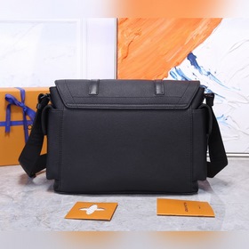 LV Модель M58476 Черная кожаная сумка Christopher из серии почтал
