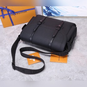 LV Модель M58476 Черная кожаная сумка Christopher из серии почтал