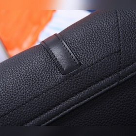 LV Модель M58476 Черная кожаная сумка Christopher из серии почтал