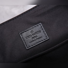 LV Модель M58476 Черная кожаная сумка Christopher из серии почтал