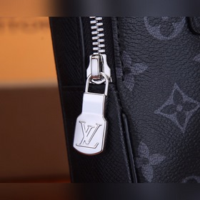 LV представляет новую модель сумки через плечо Outdoor из серии T
