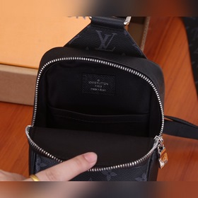 LV представляет новую модель сумки через плечо Outdoor из серии T